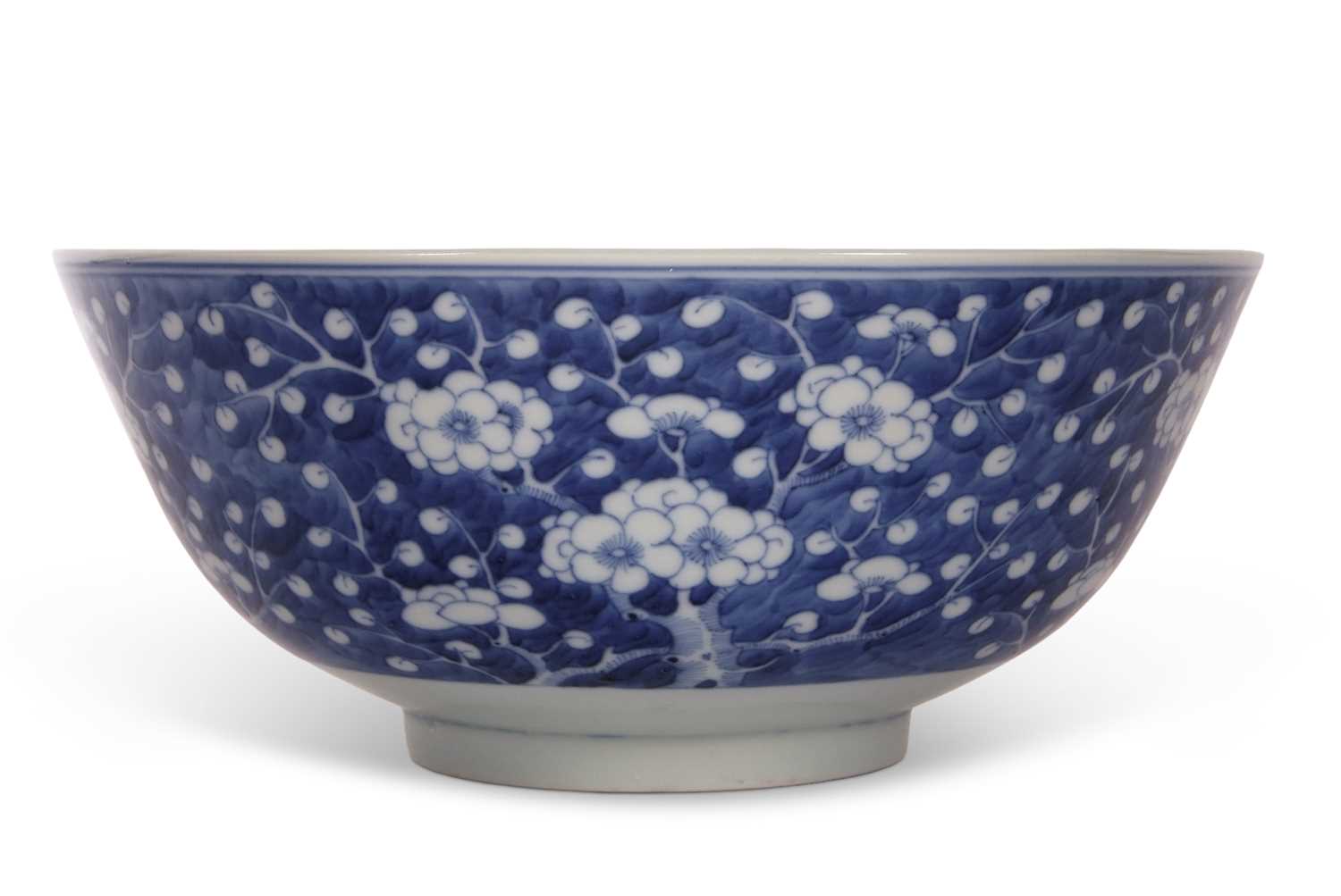 Lot 101 - A good 19th Century Chinese porcelain bowl...