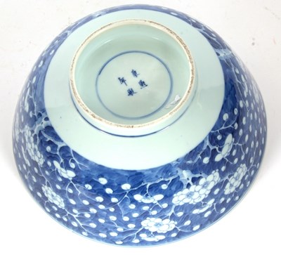 Lot 101 - A good 19th Century Chinese porcelain bowl...