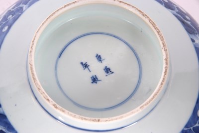 Lot 101 - A good 19th Century Chinese porcelain bowl...
