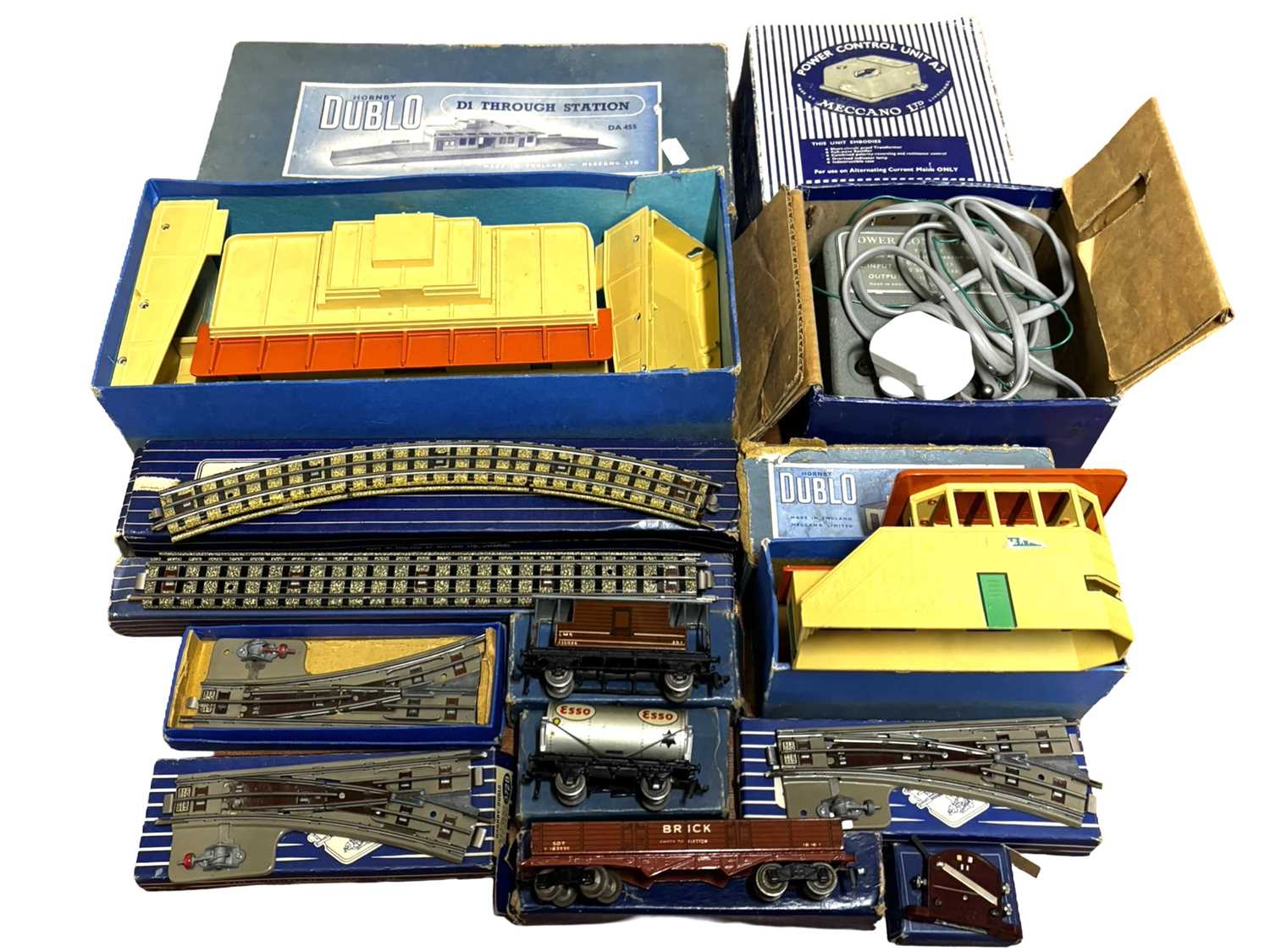 Lot 13 - A collection of vintage boxed Hornby Dublo 00...