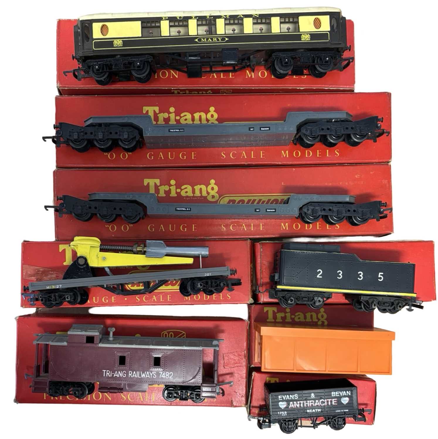 Lot 11 - A mixed lot of various boxed Triang Railways...