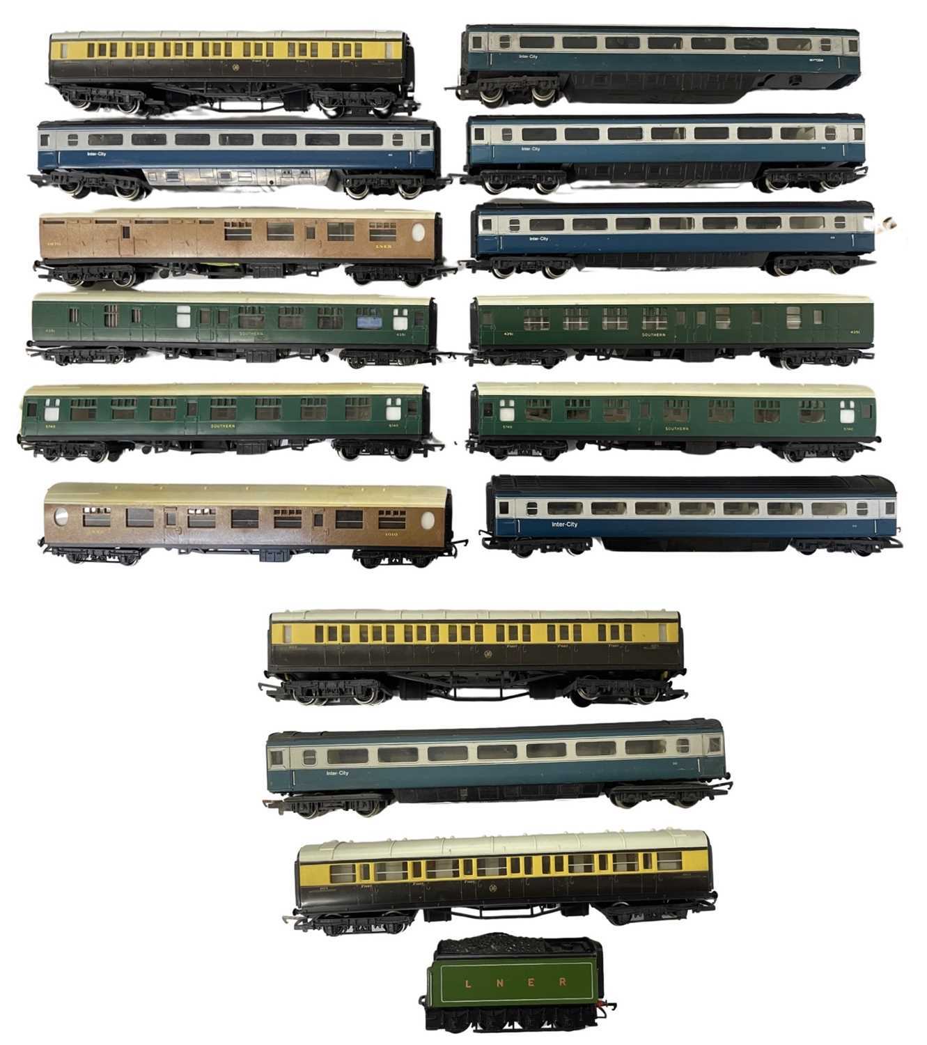 Lot 24 - A collection of various Hornby 00 gauge rail...