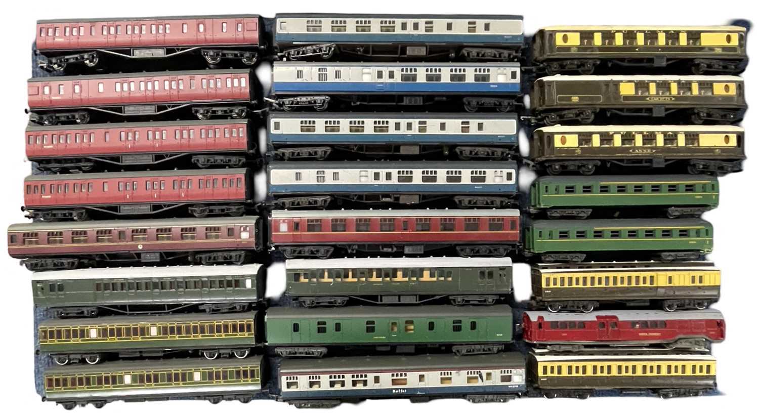 Lot 23 - A collection of various 00 gauge corridors