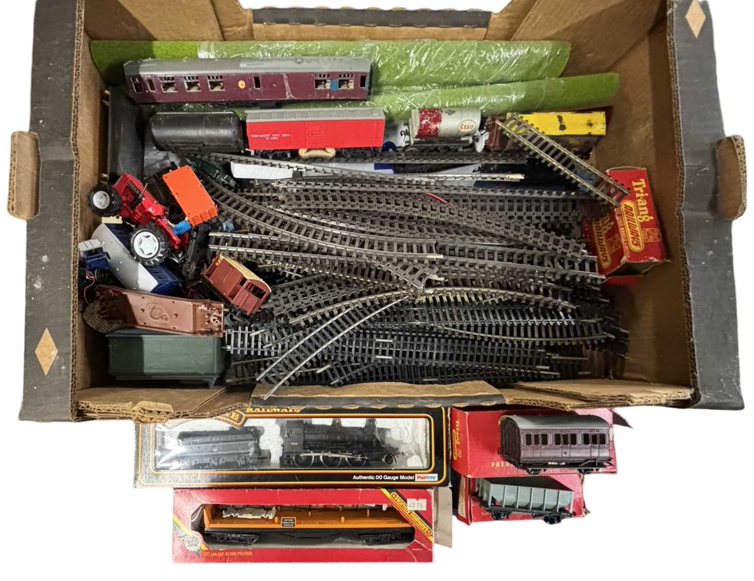 Lot 32 - A mixed lot of 00 gauge rolling stock and track