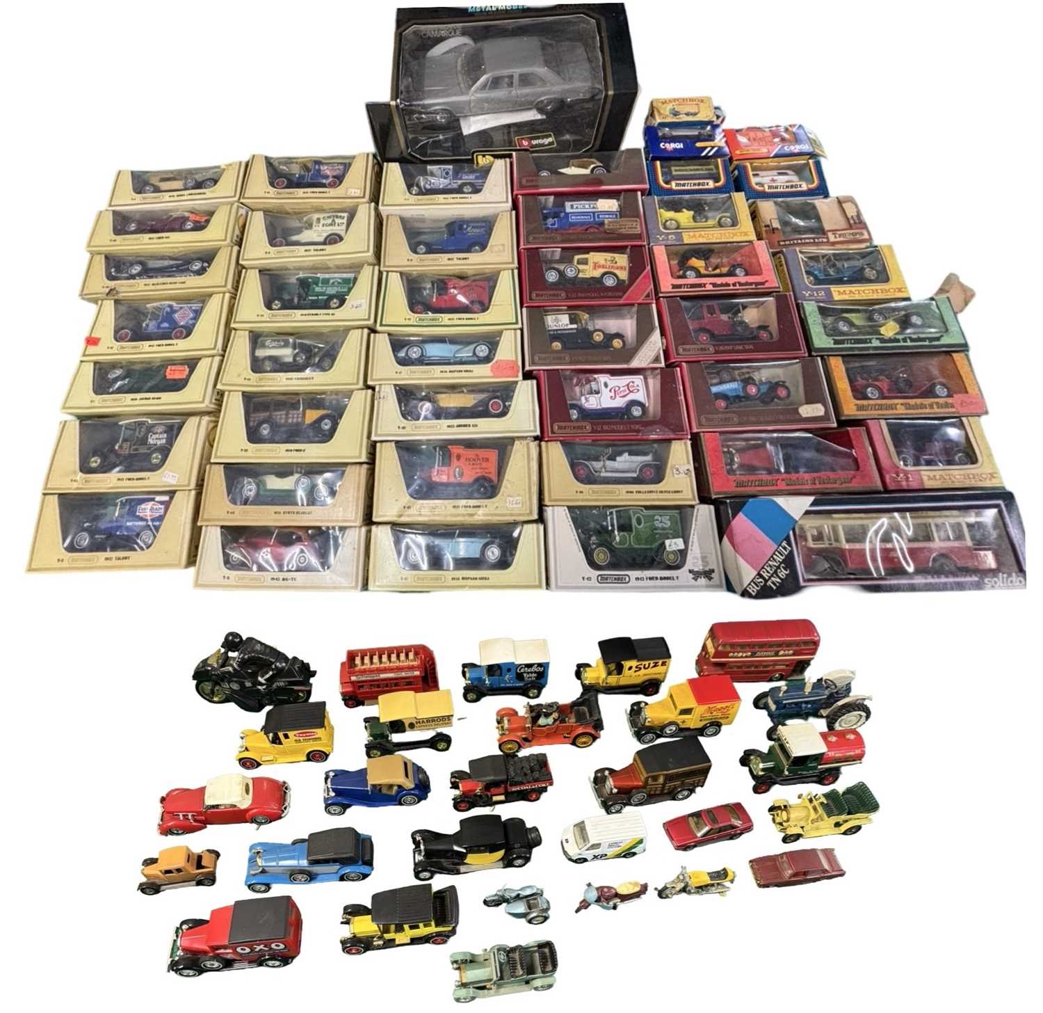 Lot 102 - A mixed lot of various die-cast cars and vehicles