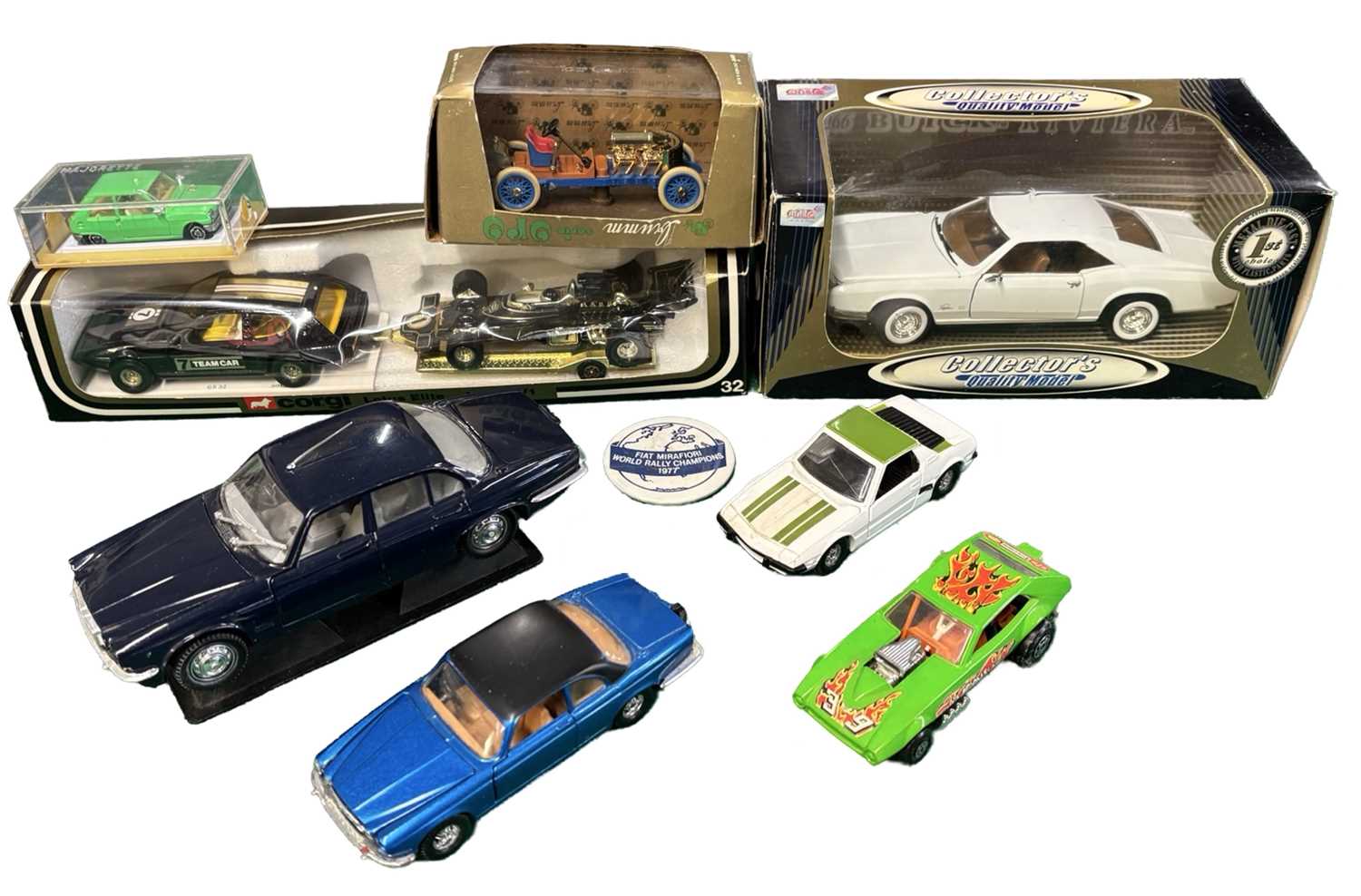 Lot 101 - A mixed lot of various die-cast toy cars