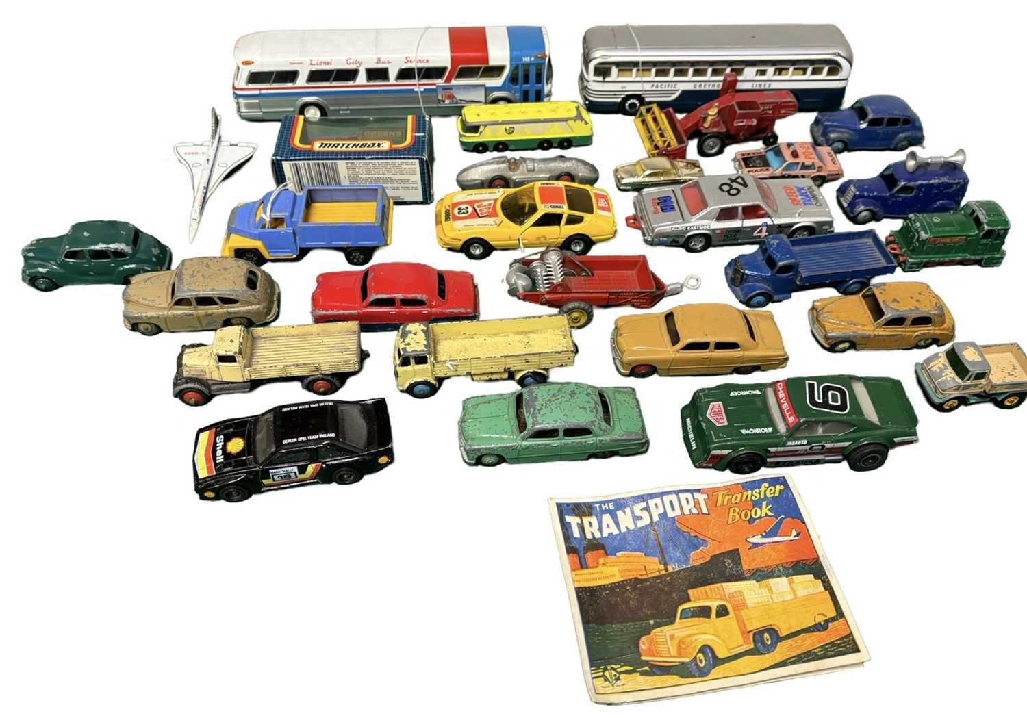 Lot 105 - A mixed lot of various diecast cars, to...