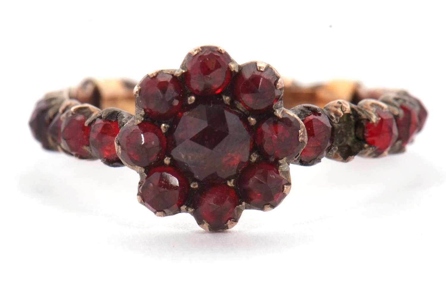 Lot 22 - A garnet ring, with garnet cluster to centre...