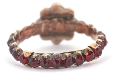 Lot 22 - A garnet ring, with garnet cluster to centre...
