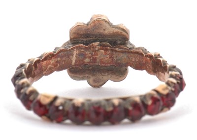 Lot 22 - A garnet ring, with garnet cluster to centre...