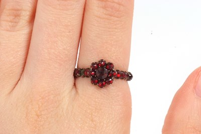 Lot 22 - A garnet ring, with garnet cluster to centre...