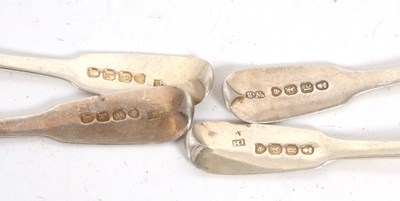 Lot 85 - Twelve George IV silver fiddle pattern...