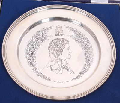 Lot 98 - A cased Royal Silver Jubilee plate of the...