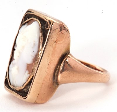 Lot 18 - A 9ct cameo ring, the oval shell cameo, collet...