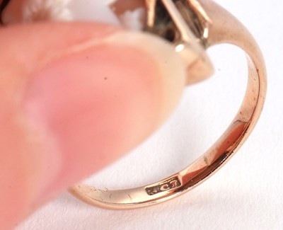 Lot 18 - A 9ct cameo ring, the oval shell cameo, collet...