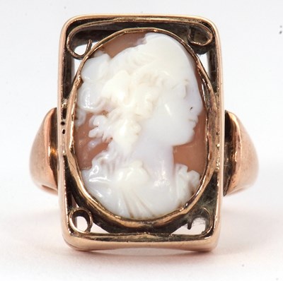 Lot 18 - A 9ct cameo ring, the oval shell cameo, collet...