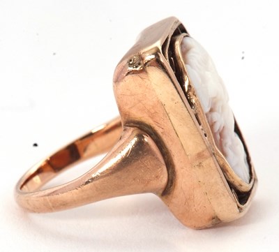 Lot 18 - A 9ct cameo ring, the oval shell cameo, collet...
