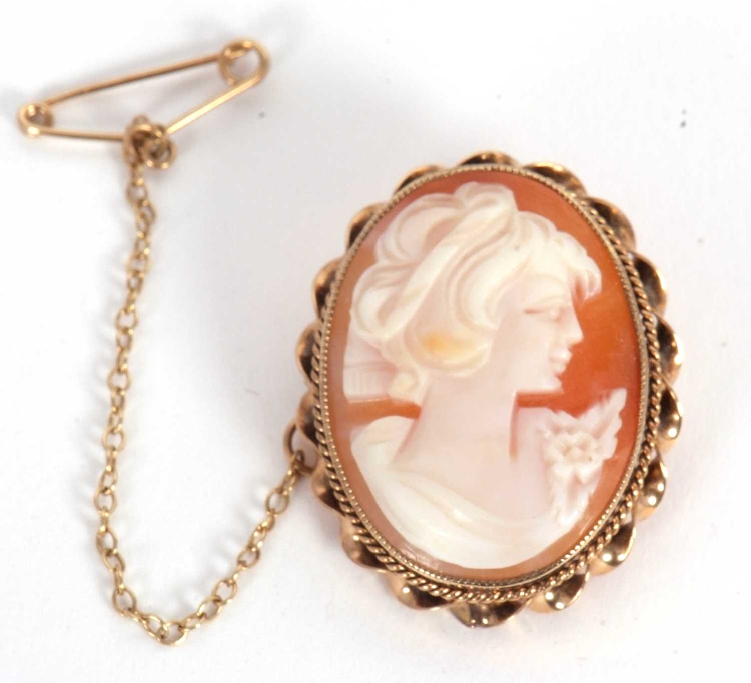 Lot 81 - A 9ct cameo brooch, the oval shell cameo,...