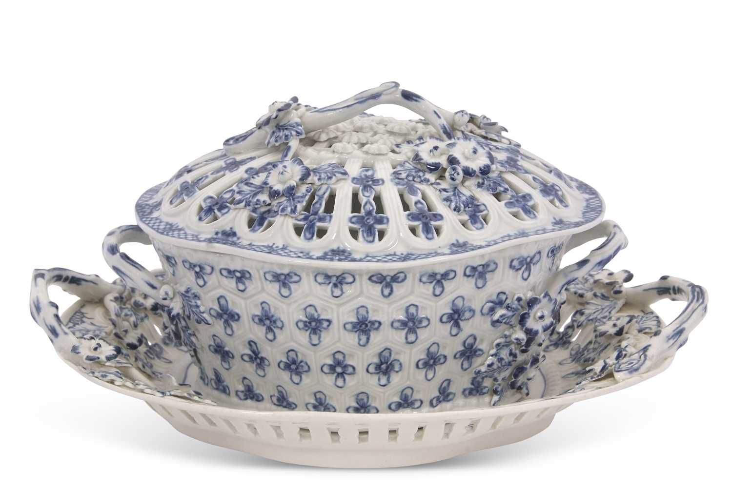 Lot 55 - A Worcester porcelain chestnut box, cover and...