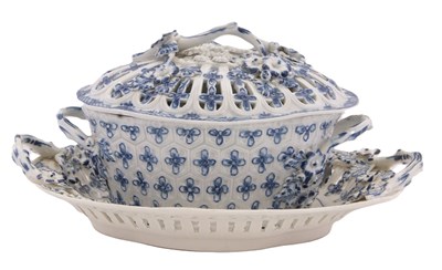 Lot 55 - A Worcester porcelain chestnut box, cover and...