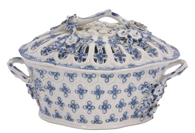 Lot 55 - A Worcester porcelain chestnut box, cover and...