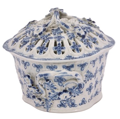 Lot 55 - A Worcester porcelain chestnut box, cover and...