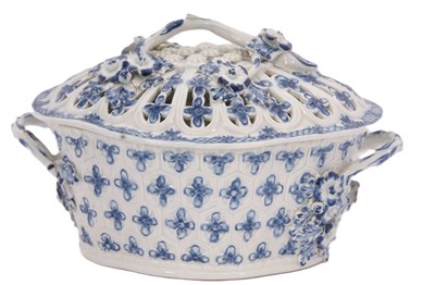Lot 55 - A Worcester porcelain chestnut box, cover and...