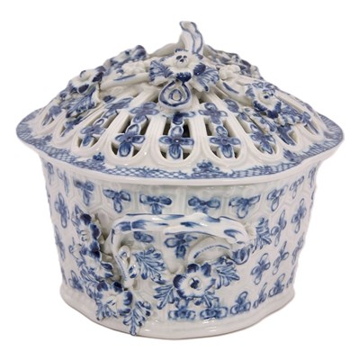 Lot 55 - A Worcester porcelain chestnut box, cover and...