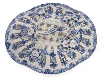 Lot 55 - A Worcester porcelain chestnut box, cover and...