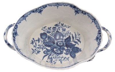 Lot 55 - A Worcester porcelain chestnut box, cover and...