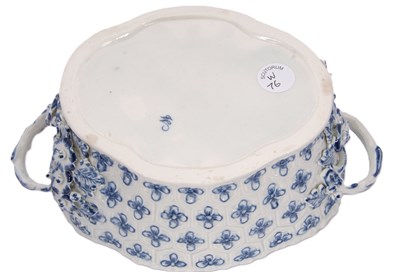Lot 55 - A Worcester porcelain chestnut box, cover and...