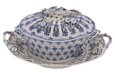Lot 55 - A Worcester porcelain chestnut box, cover and...