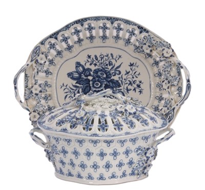Lot 55 - A Worcester porcelain chestnut box, cover and...