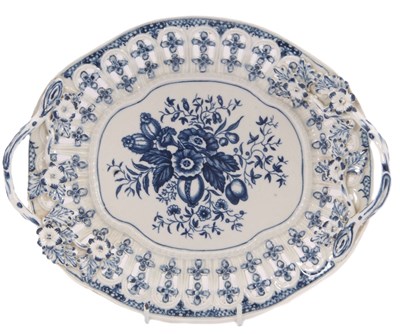 Lot 55 - A Worcester porcelain chestnut box, cover and...