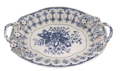 Lot 55 - A Worcester porcelain chestnut box, cover and...