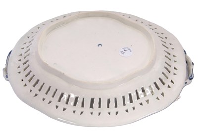 Lot 55 - A Worcester porcelain chestnut box, cover and...