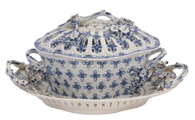 Lot 55 - A Worcester porcelain chestnut box, cover and...
