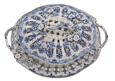 Lot 55 - A Worcester porcelain chestnut box, cover and...