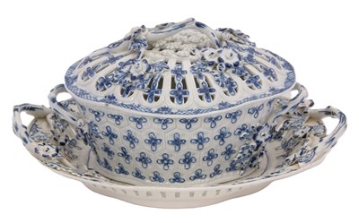 Lot 55 - A Worcester porcelain chestnut box, cover and...