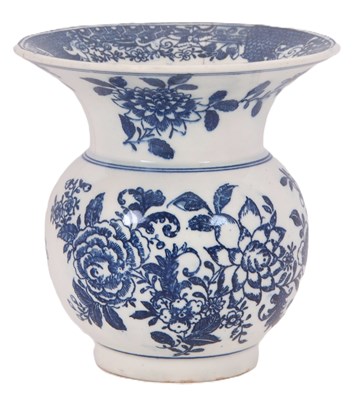Lot 57 - A rare Lowestoft porcelain spittoon decorated...