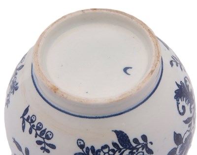 Lot 57 - A rare Lowestoft porcelain spittoon decorated...