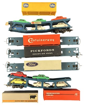 Lot 27 - A collection of plastic 00 gauge freight...