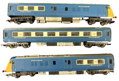 Lot 25 - A Triang 00 gauge Pullman set, comprising 2...