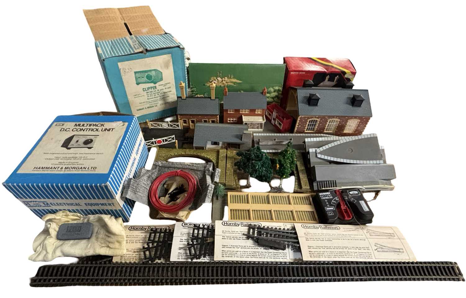 Lot 28 - A mixed lot of various 00 gauge layout...