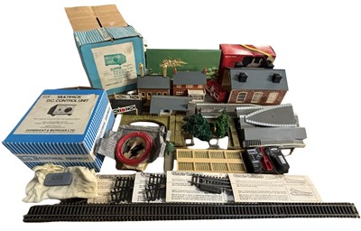 Lot 28 - A mixed lot of various 00 gauge layout...