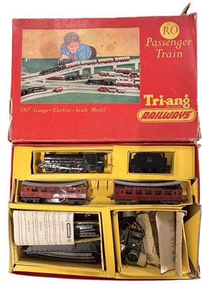 Lot 11 - A boxed Triang 00 gauge R0 Passenger Train...