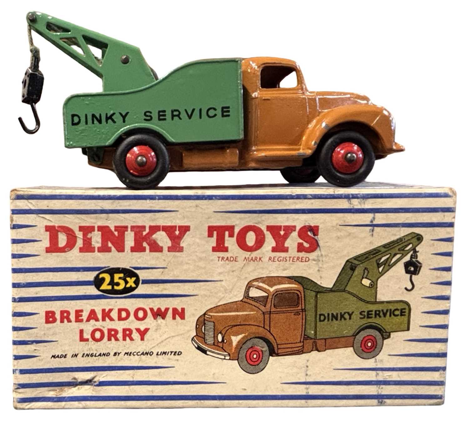 Lot 48 - A boxed Dinky Toys 25x Breakdown Lorry (cord...