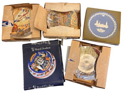 Lot 376 - A group of various circus themed collectors...