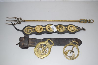 Lot 505 - Brass ware including horse brasses and...