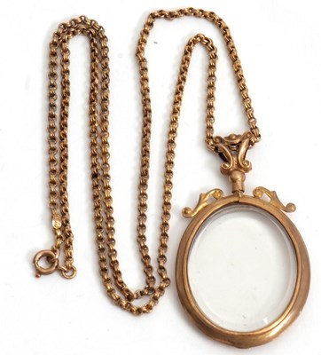 Lot 185 - A 9ct chain and 9ct glazed locket, th oval...